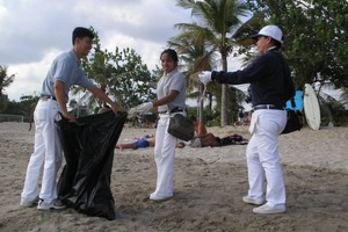 Bersih-bersih Pantai Kuta