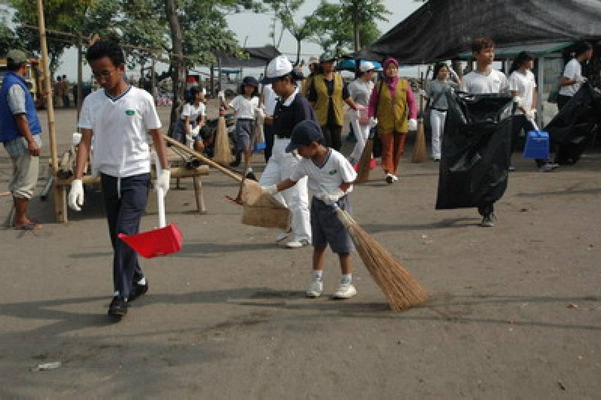 Menanamkan Sikap Peduli Lingkungan