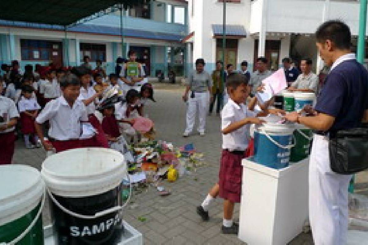 Peduli Lingkungan di SDN Belawan Medan