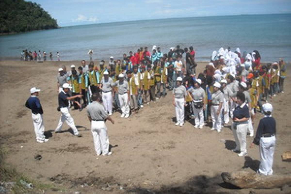 Kerja Bakti di Pantai Padang